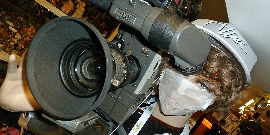 Deze afbeelding heeft een leeg alt-attribuut; de bestandsnaam is CAMERAVROUW-MET-CORONAMASKER.jpg